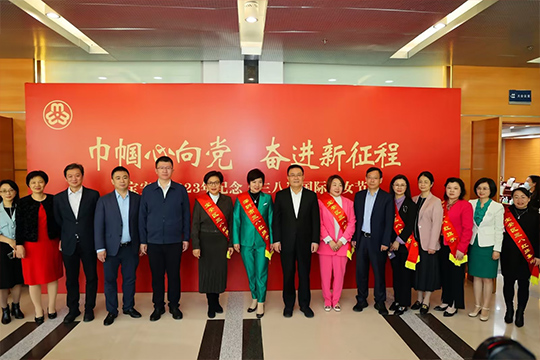 谈球吧总裁龙平芳获评“宝安区三八红旗手”荣誉称号 