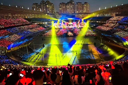 谈球吧300㎡透明屏和190000根荧光棒“点燃”周杰伦呼和浩特演唱会！