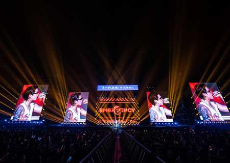 谈球吧荧光棒助力时光演唱会震撼开唱